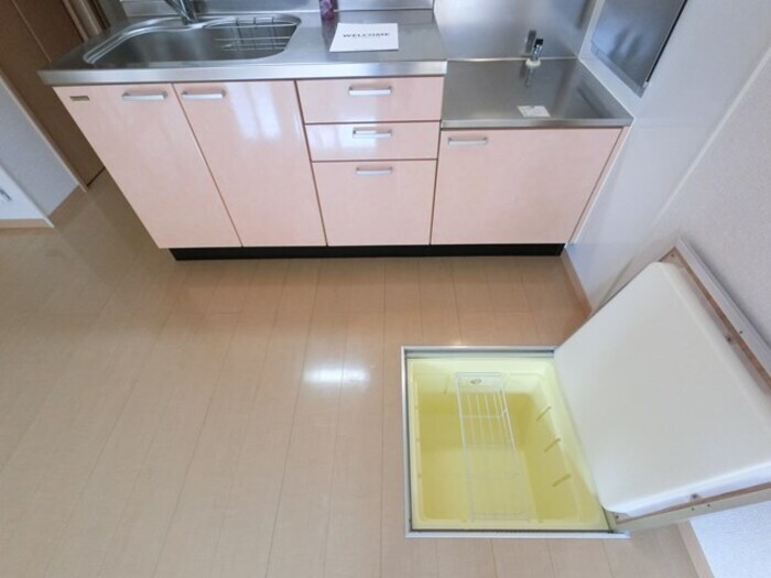 物件内観写真18　(キッチン 床下収納)