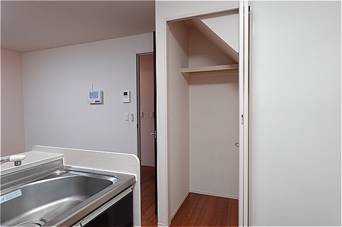 物件内観写真18　(キッチン横・収納)