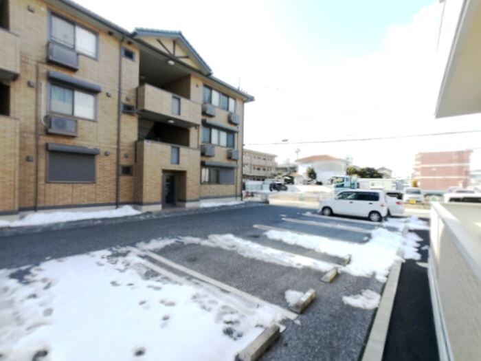 物件外観写真5　(駐車場)