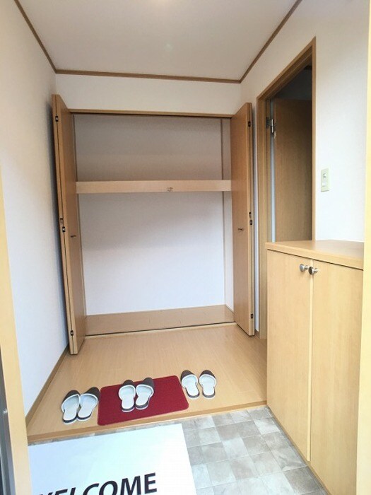 物件内観写真14　(広い玄関と収納)