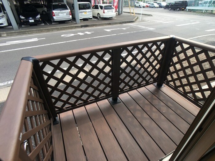 物件内観写真18　(1Ｆウッドデッキ調のバルコニー)