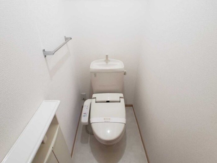 物件内観写真13　(温水洗浄暖房便座のトイレ)