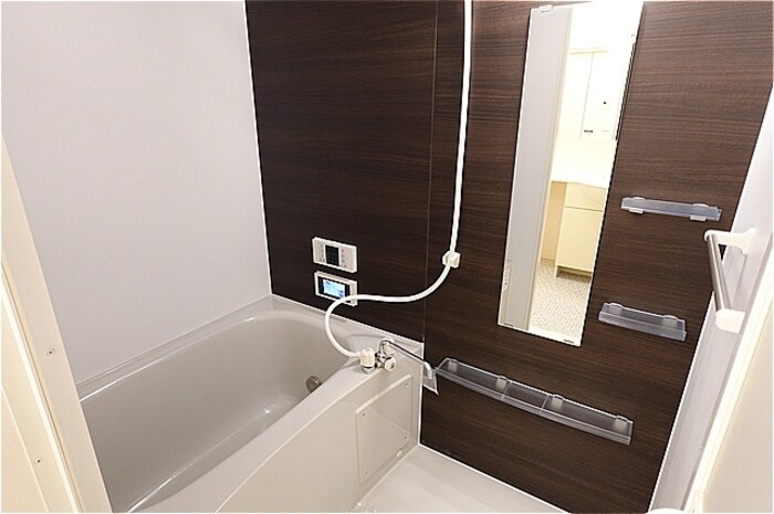 物件内観写真7　(ＴＶ・換気暖房乾燥機付き浴室)