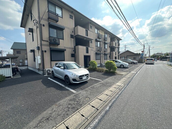 物件外観写真2　(駐車場)