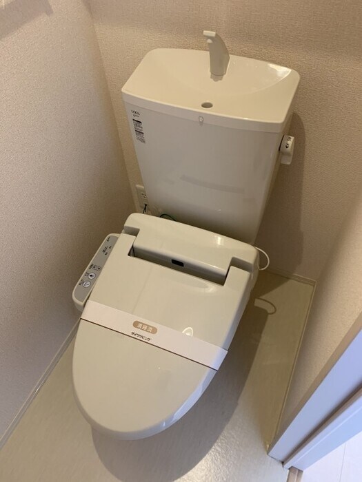 物件内観写真12　(温水洗浄暖房便座のトイレ)
