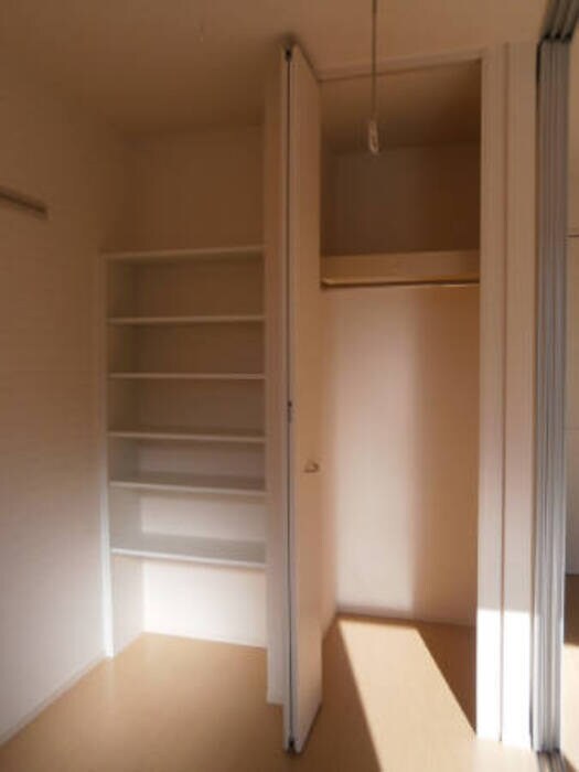 物件内観写真13　(ｸﾛｰｾﾞｯﾄ＆収納棚)