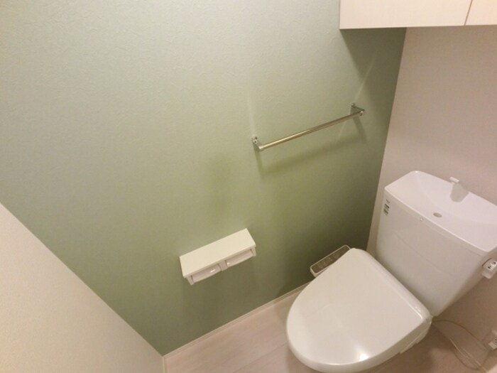 物件内観写真11　(温水洗浄暖房便座のトイレ)