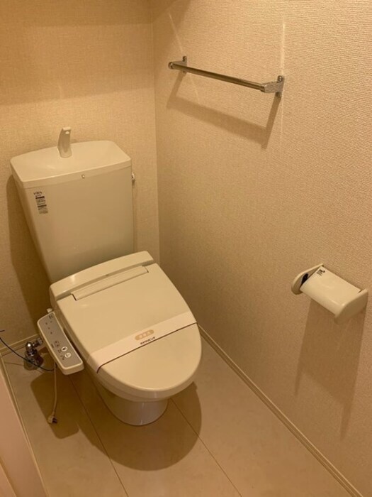 物件内観写真11　(温水洗浄暖房便座のトイレ)