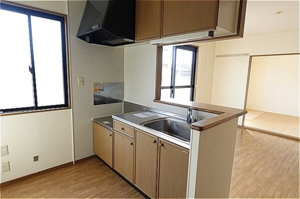 キッチン(対面キッチン（上部収納棚付き）)