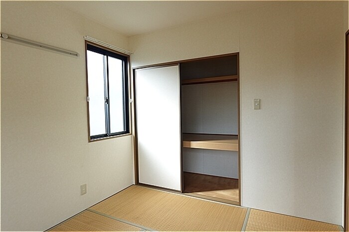 物件内観写真9　(和室・押入れ)