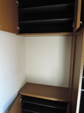 物件内観写真18　(玄関収納)