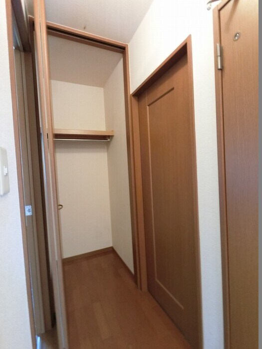 物件内観写真17　(廊下・収納)