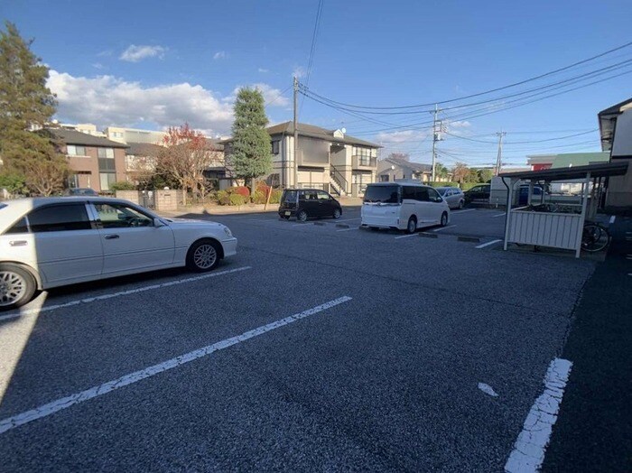 物件外観写真2　(敷地内駐車場)