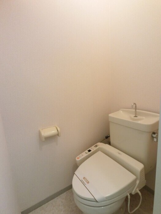 物件内観写真12　(温水洗浄暖房便座のトイレ)