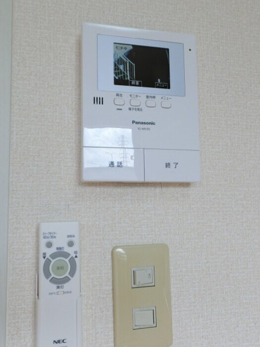 物件内観写真16　(録画機能付カラーモニターインターホンと照明器具リモコン)