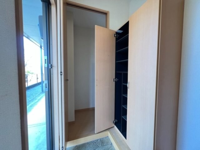 物件内観写真12　(シューズボックスと収納)