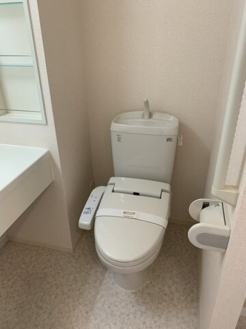 物件内観写真10　(温水洗浄暖房便座のトイレ)