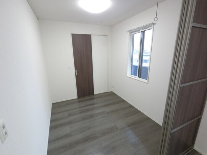 物件内観写真9　(洋室 照明器具、室内物干し、ウォークインクローゼット付き)