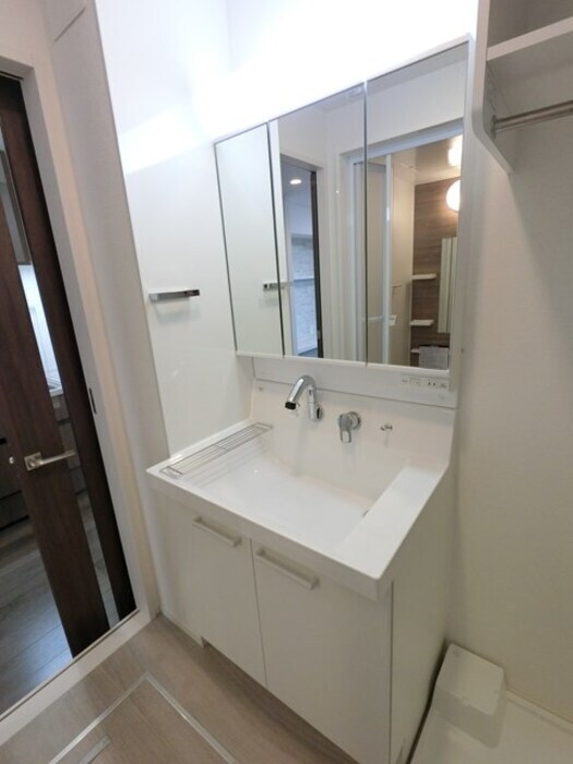 物件内観写真10　(洗髪洗面化粧台（三面鏡裏収納付き）)