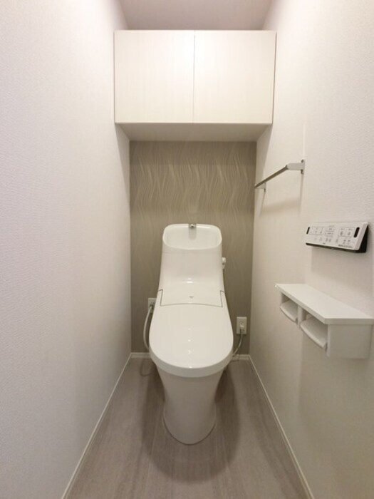物件内観写真11　(トイレ 壁面ボタン、温水洗浄暖房便座、収納物入付き)
