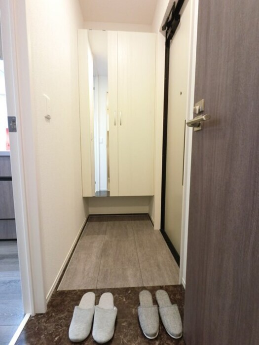 物件内観写真13　(玄関 鏡付きシューズボックス付き)