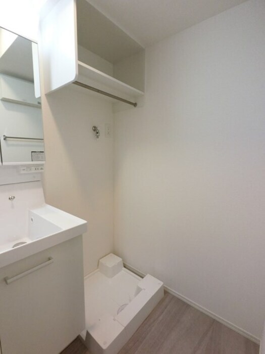 物件内観写真16　(洗面室 収納棚付き洗濯機置き場)