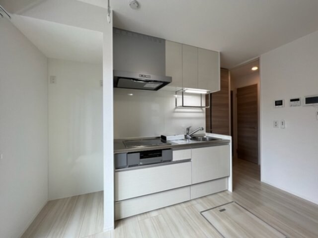 物件内観写真6　(ＩＨ・蛇口一体型浄水器付きキッチン（上部収納棚）)