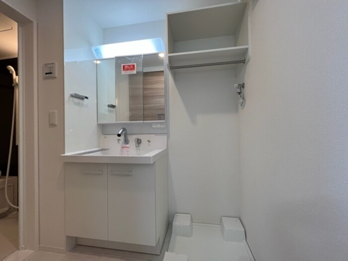 物件内観写真9　(洗面所・三面鏡付き洗髪洗面化粧台)