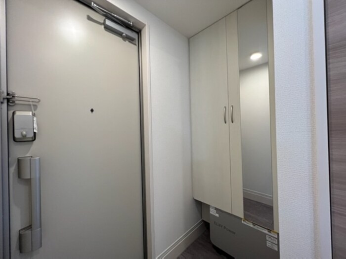 物件内観写真12　(鏡付きシューズボックス)