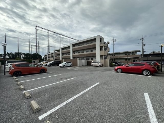 物件外観写真2　(駐車場)