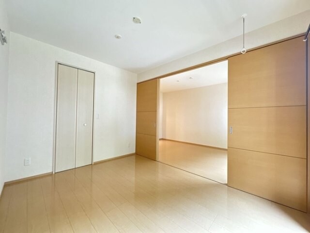 物件内観写真10　(洋室（別角度）)