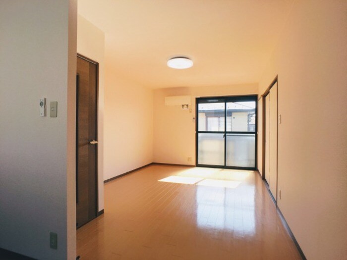 物件内観写真6　(リビング（照明器具付き）)