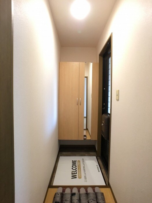 物件内観写真13　(鏡付きシューズボックス)