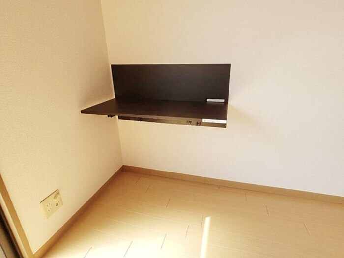 物件内観写真17　(南洋室にワークデスク設置しました)