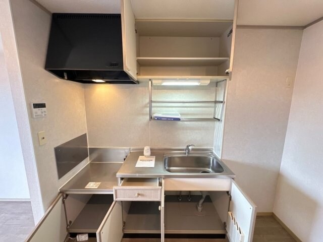 物件内観写真7　(キッチンの中の収納)