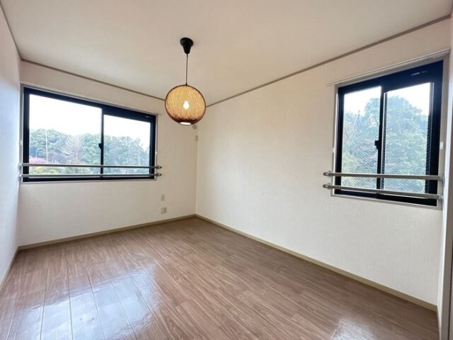 物件内観写真10　(洋室（別角度）)