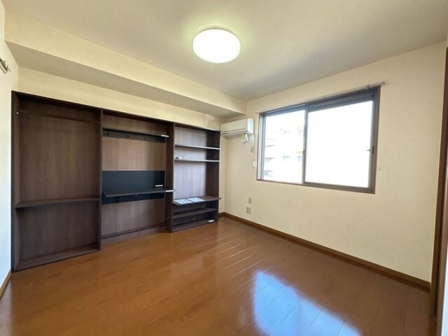 物件内観写真8　(洋室（別角度）)