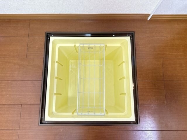 物件内観写真13　(床下収納)