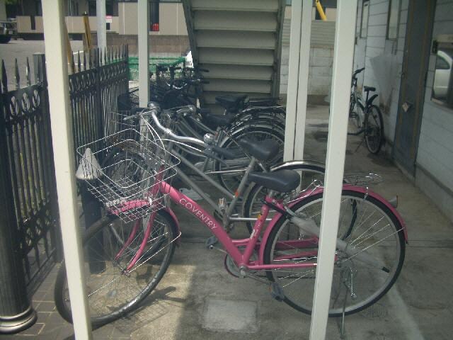 物件内観写真3　(駐輪場)