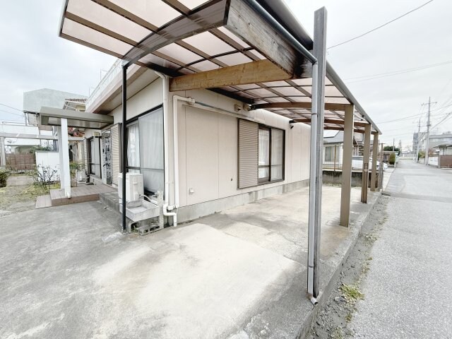 物件外観写真5　(駐車場、建物横に縦列２台)