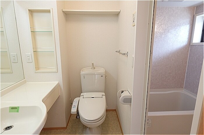 物件内観写真8　(温水洗浄暖房便座のトイレ)