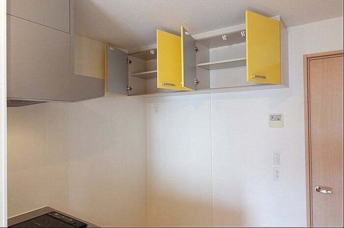 物件内観写真18　(キッチン・上部収納棚)