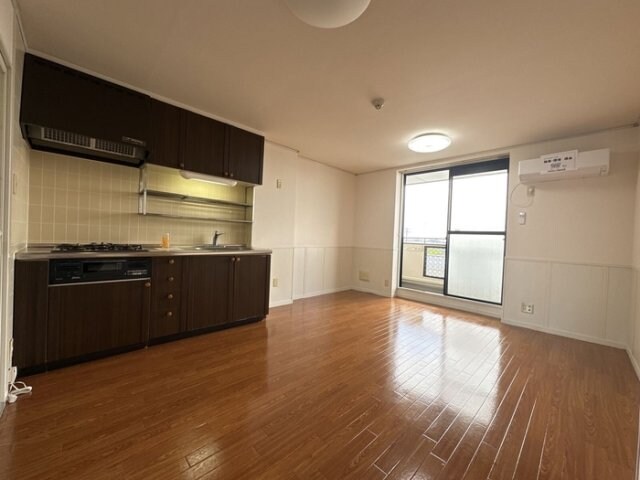 物件内観写真5　(LDK（別角度）)