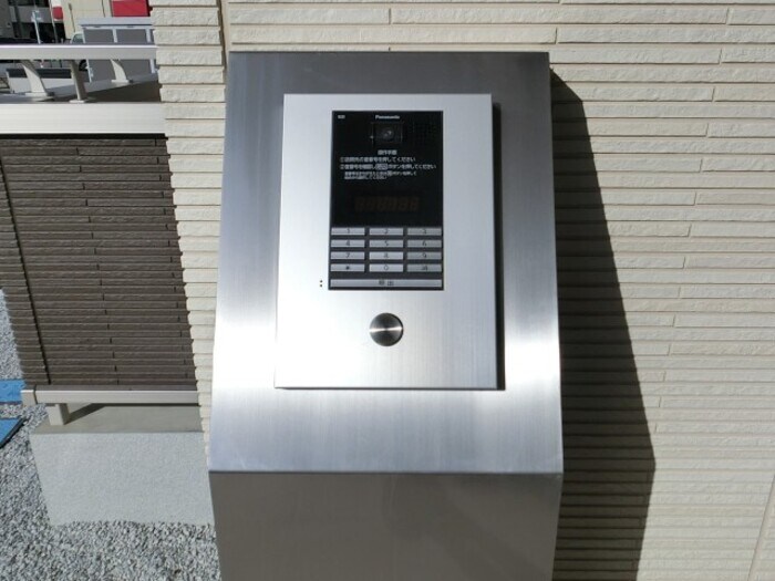 物件外観写真2　(オートロックのエントランス)