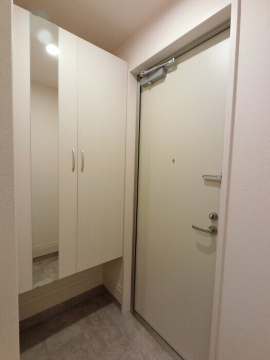 物件内観写真12　(鏡付きシューズボックス)