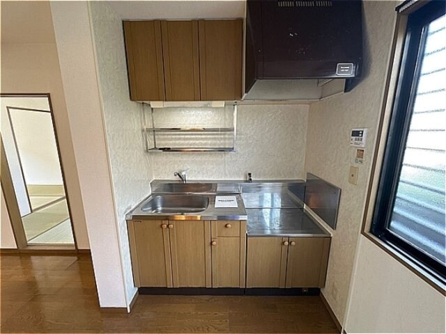 物件内観写真6　(キッチン（上部収納棚付き）)