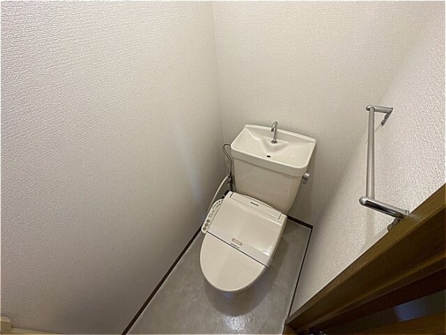 物件内観写真11　(温水洗浄暖房便座のトイレ)