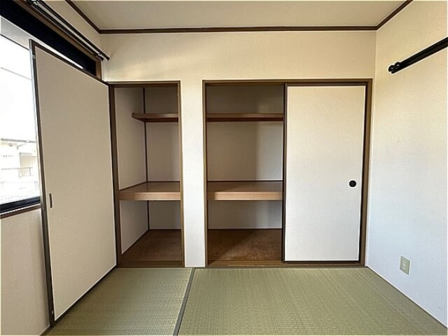 物件内観写真12　(和室・収納)