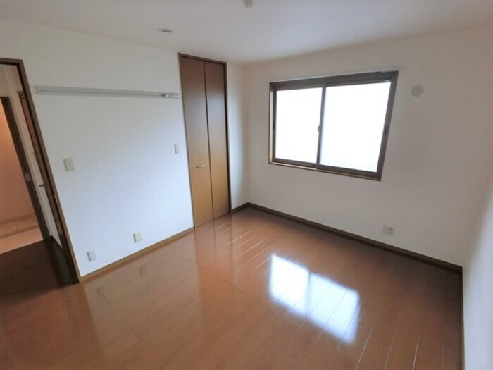 物件内観写真8　(洋室 ハングバー、ウォークインクローゼット付き)