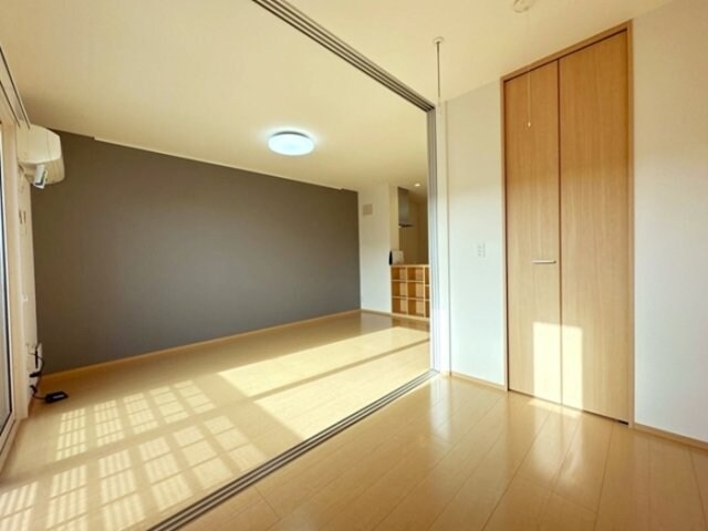 物件内観写真10　(ＬＤＫ・洋室（照明器具付きです）)